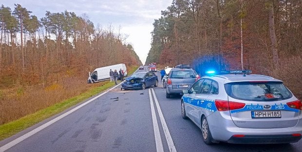 Cztery osoby, w tym niemowlę w szpitalu po wypadku na DK 79. Droga zablokowana