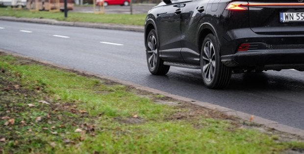 Bez świateł przy Pomniku Lotnika. Drogowcy montują oświetlenie po kolizji