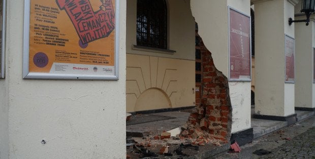 Pijany i z sądowym zakazem miał wjechać w zabytkową łaźnię