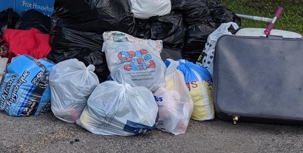 Nielegalne zbiórki odzieży w całej stolicy. Gdzie nie oddawać ubrań?