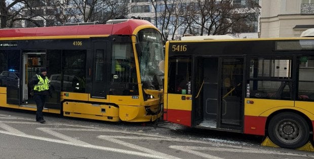 Szesnaście osób w szpitalu po wypadku na pl. Bankowym. Czy są jeszcze utrudnienia?