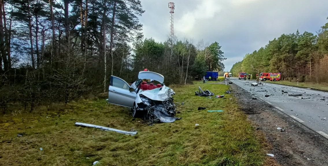 Zablokowana DK 60 k. Ostrowi Mazowieckiej. Osobówka zderzyła się z ciężarówką