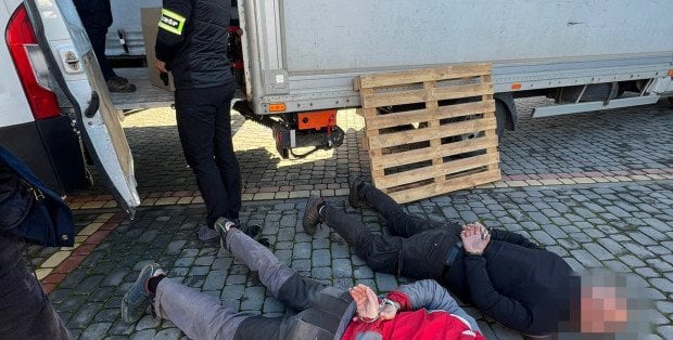 15 osób zatrzymanych i profejsonalna fabryka papierosów zlikwidowana