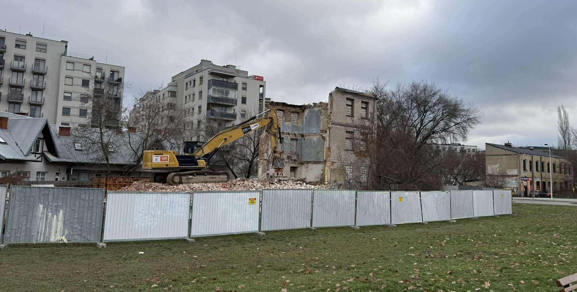 Rozpoczęła się rozbiórka zabytkowej kamienicy przy Modlińskiej. Co tam powstanie?