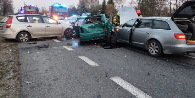 DK 92 koło Sochaczewa zablokowana. Zderzenie trzech samochodów, są ranni