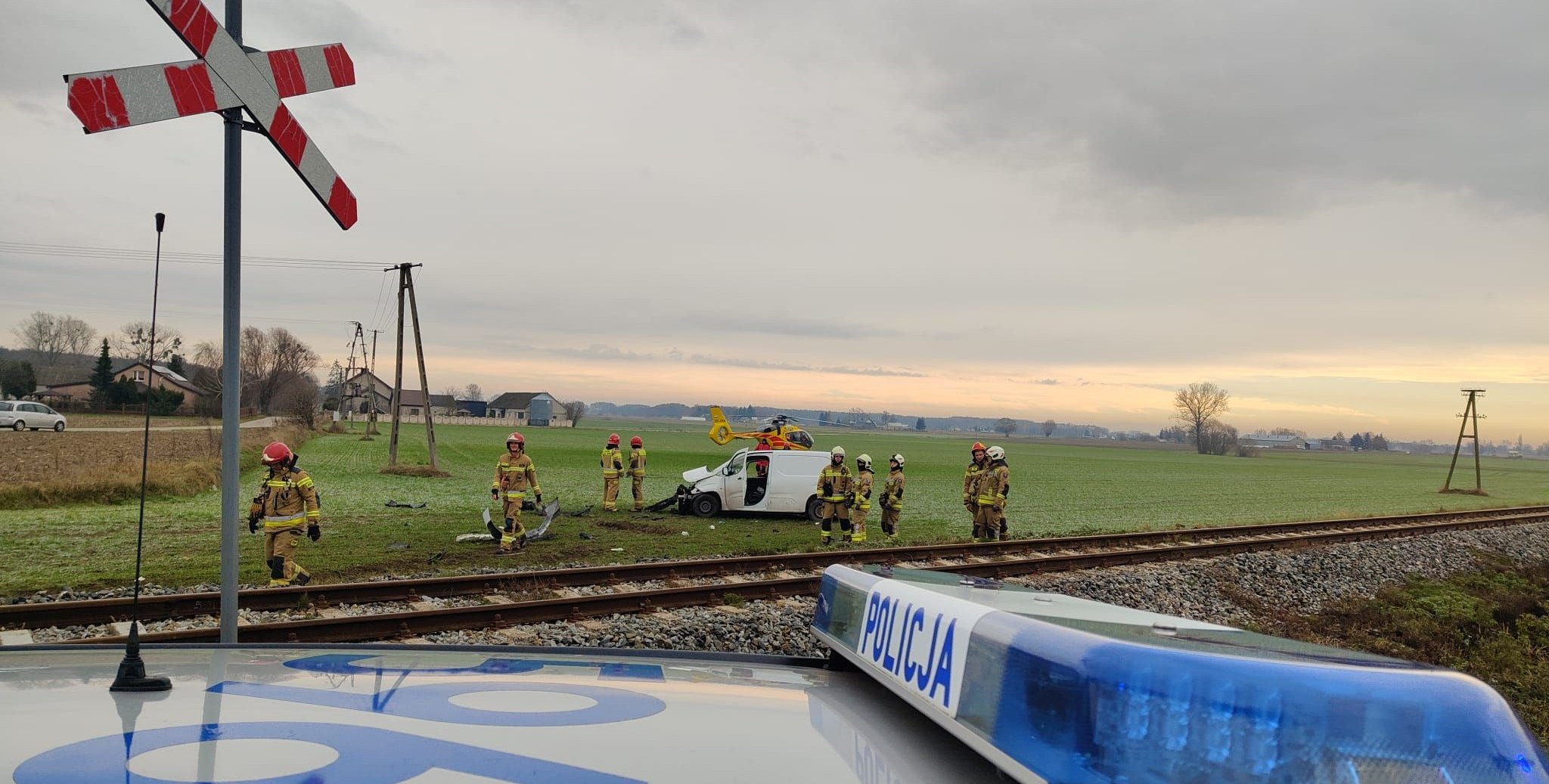 Wypadek na kolei pod Płońskiem. Szynobus zderzył się z osobówką, lądował LPR