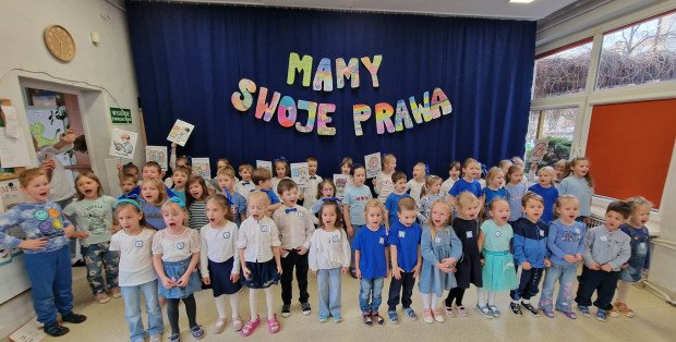 Chcą zmian w procedurach dot. zgłoszeń łamania praw dziecka? Niebieski marsz na ulicach Pragi