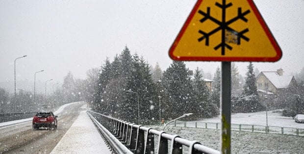 Policja apeluje o przygotowanie samochodu do zimy. W niedzielę na Mazowszu – opady śniegu