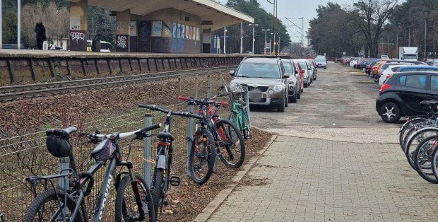 Kilka lat bez parkingów przy kolei? „Ludziom pod domami będą stawać”