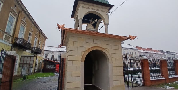 Zakończono prace przy kapliczce. Klasztor Bernardynów w Radomiu odzyskuje blask