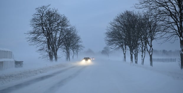 Śnieżyca na zachodzie Mazowsza. Alerty pogodowe II stopnia i ostrzeżenia RCB