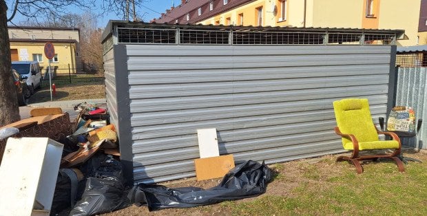 Nikt nie odpowie za pozostawione ciało przykryte workiem przy śmietniku?