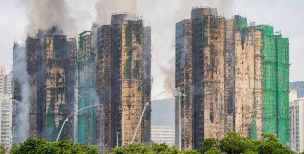 Bilans ofiar śmiertelnych pożaru wieżowców w Hongkongu wzrósł do 55 osób