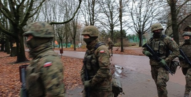 Poszukiwania drona w Parku Szczęśliwickim. Ćwiczenia służb w Warszawie