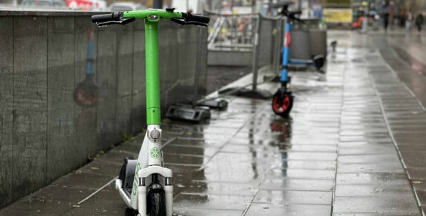 W kaskach na rowerach i e-hulajnogach dla osób do 16 lat. Prezydent podpisał nowelizację