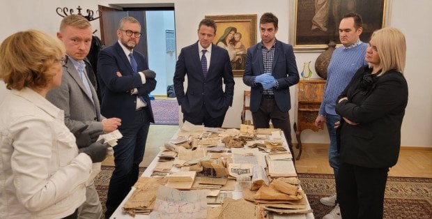 Wyjatkowe znalezisko. Pod połogą warszawskiej kamienicy były dokumenty AK