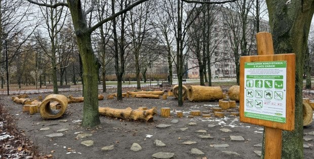 Kilka drewnianych bel za pół mln zł. Nowy plac zabaw na Targówku