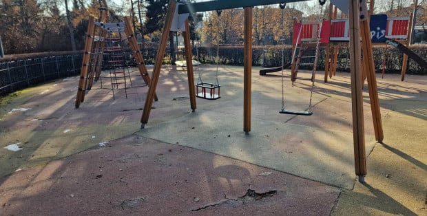 Dzielnica nie ma pieniędzy na remont placu zabaw? „Zagraża bezpieczeństwu dzieci”