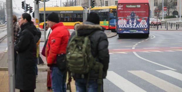 Świąteczne metro, tramwaj i autobus kursują już po stolicy [ZOBACZ]