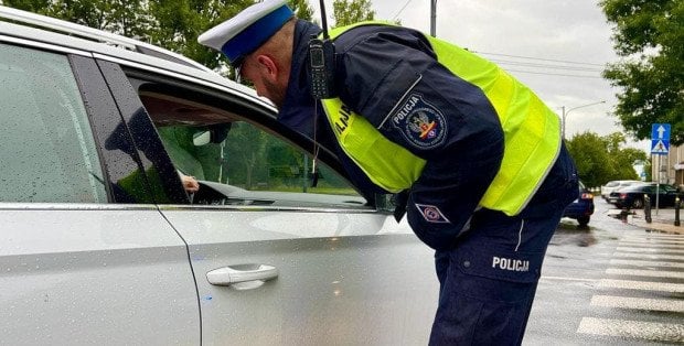 Wpadł podczas kontroli prędkości. Policja zatrzymała poszukiwanego mężczyznę