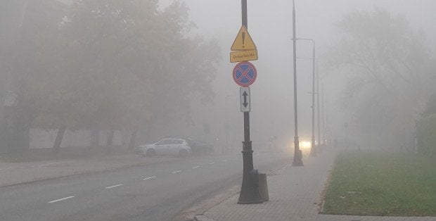 Gęsta mgła na Mazowszu. Kiedy można używać świateł przeciwmgłowych?