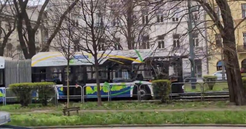 Niecodzienna sytuacja w Krakowie. Autobus jechał po torach tramwajowych