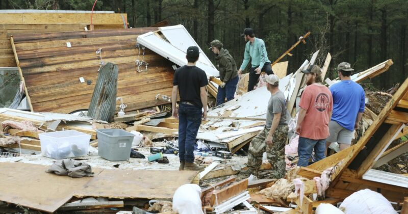 Niszczycielski żywioł w USA. Tornado rzuciło domem na ponad 70 metrów