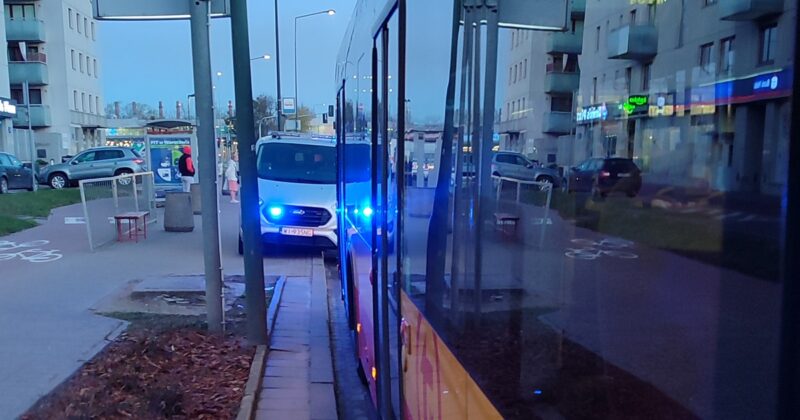 Wstrząsające relacje z komunikacji miejskiej. Wyrzucił bezdomnego na torowisko. „Motornicza zamknęła drzwi i ruszyła dalej”