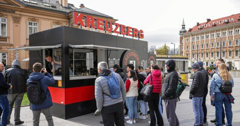 Budka z kebabem Filipa Chajzera budzi kontrowersje. „Niedorzeczne jaja”