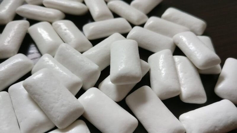 Przeciwwirusowa guma do żucia może ograniczyć rozprzestrzenianie się opryszczki i grypy