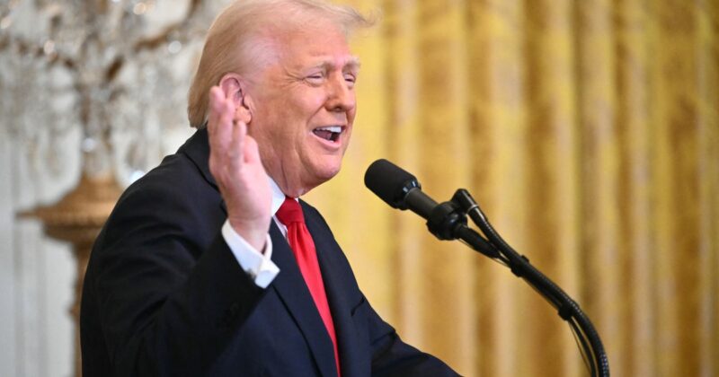 «Цунами в Белом доме». Дональд Трамп высмеивает европейские страны. «Они звонят мне и целуют мою задницу»