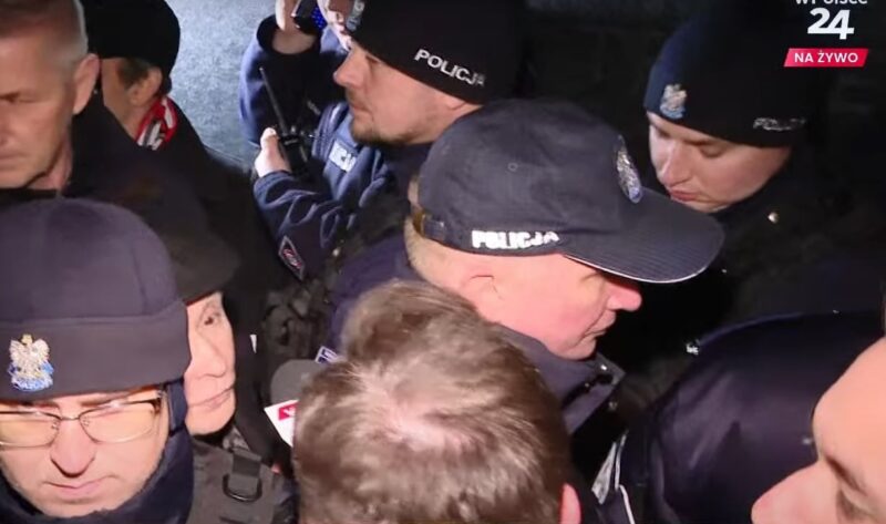 ТОЛЬКО У НАС. Провокация перед Смоленским памятником