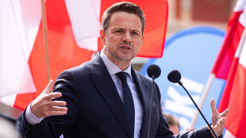 „Stan Wyjątkowy”. Zadyma przed debatą Trzaskowskiego. Mentzen i Hołownia biorą się za łby. Nawrocki, człowiek z drewna