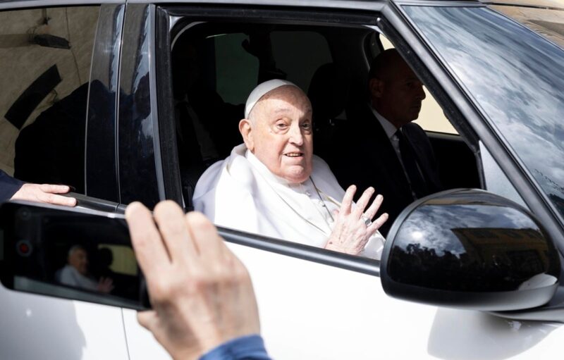 „Papież Franciszek w zdumiewający sposób wraca do zdrowia”