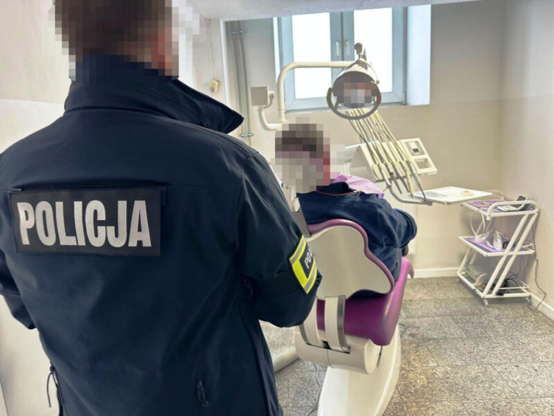 Skarżyła się na powikłania po wizycie u dentysty. Okazało się, iż leczył ją oszust