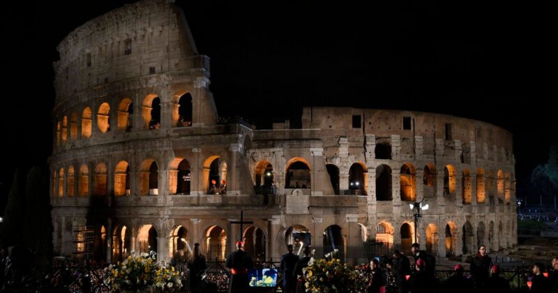 Papież Franciszek o „rozbitym świecie”. Tysiące wiernych zebrało się w Koloseum