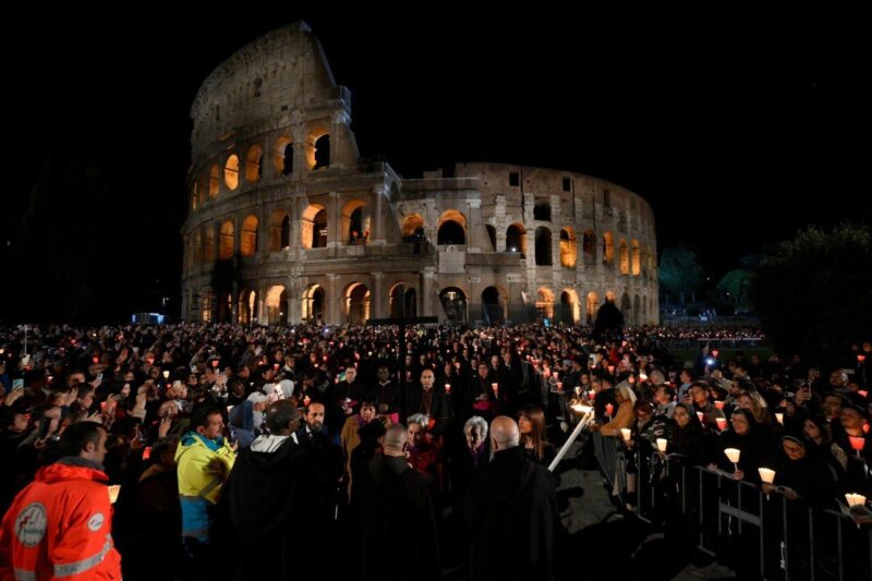 Tysiące wiernych na Drodze Krzyżowej w Koloseum