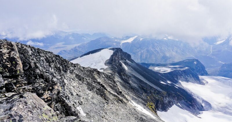 „Paradoks”. Władze Norwegii będą sztucznie naśnieżać lodowiec na najwyższym szczycie kraju. „Za osiem lat nic z niego nie zostanie”