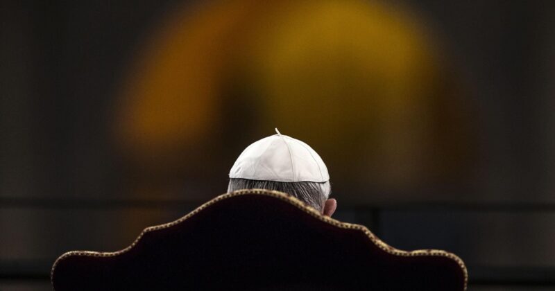 Co dzieje się w Watykanie po śmierci papieża