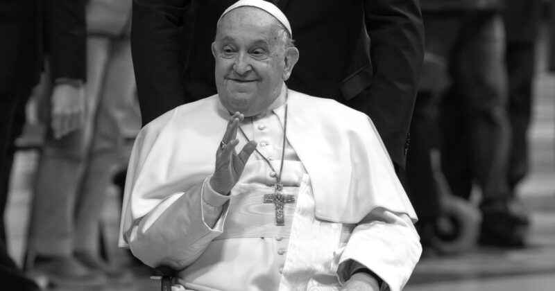 Papież Franciszek nie żyje. Watykan informuje o pierwszych obrzędach