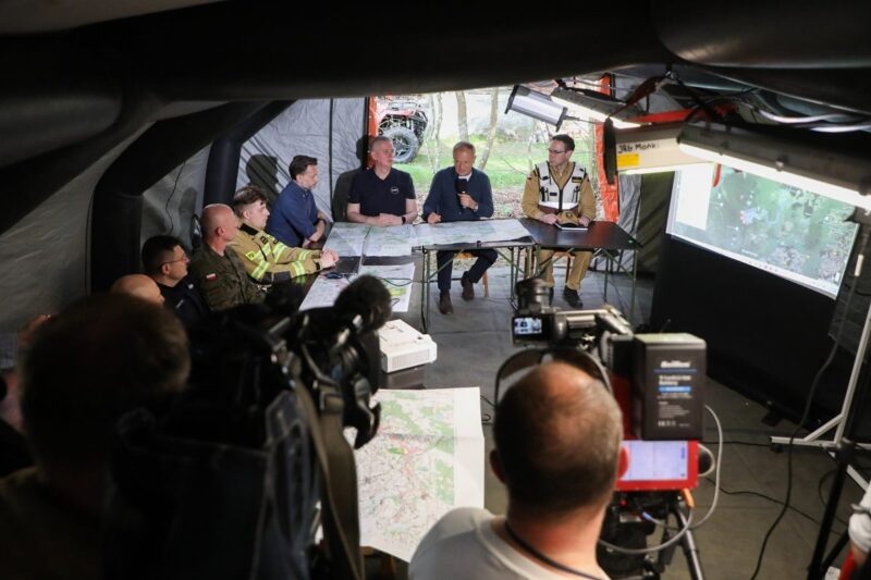 „Gospodarz” Tusk pokazał się na odprawie ws. pożaru