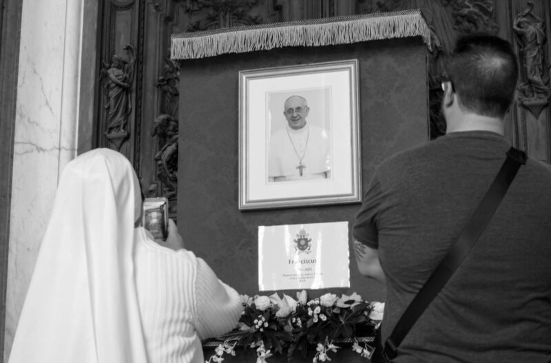 Stolica Apostolska podała przyczynę śmierci Franciszka!