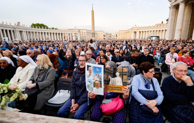 Tysiące osób żegnały papieża. Różaniec w Watykanie