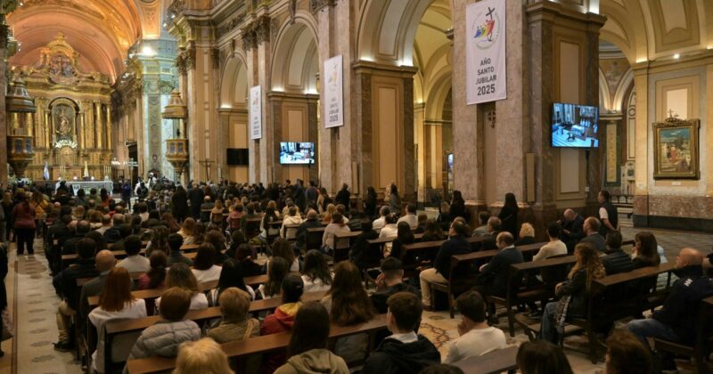 Tłumy wiernych w rodzinnej dzielnicy papieża Franciszka. Podsumowanie nocy