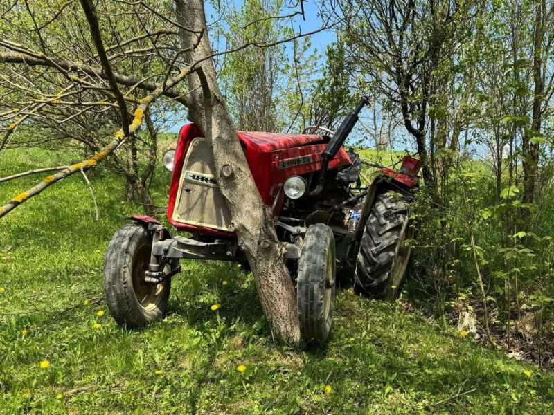 Śmigłowiec LPR w akcji. Rolnik naprawiał ciągnik przy włączonym silniku