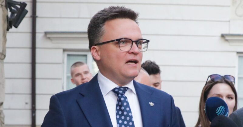 Szymon Hołownia invites his rival candidate to a debate. "It will be a sparring match"