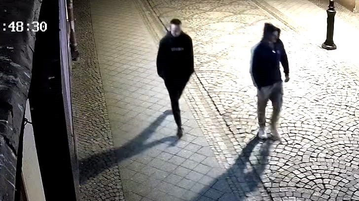 Policja szuka mężczyzny z nagrania. Ujawnia, co zrobił pod osłoną nocy