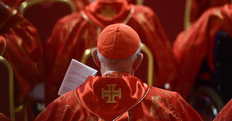 Lobbing, szukanie haków, intrygi. Przed prawdziwym konklawe kardynałowie oglądają… „Konklawe”