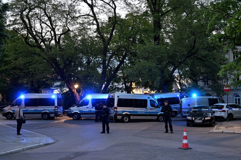 Horror na kampusie UW! Mężczyzna zaatakował siekierą