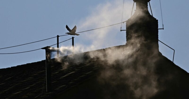 Habemus papam! Emocje na placu Świętego Piotra aż kipią. „Chociaż nie jesteśmy katolikami, to niezwykle imponujące”